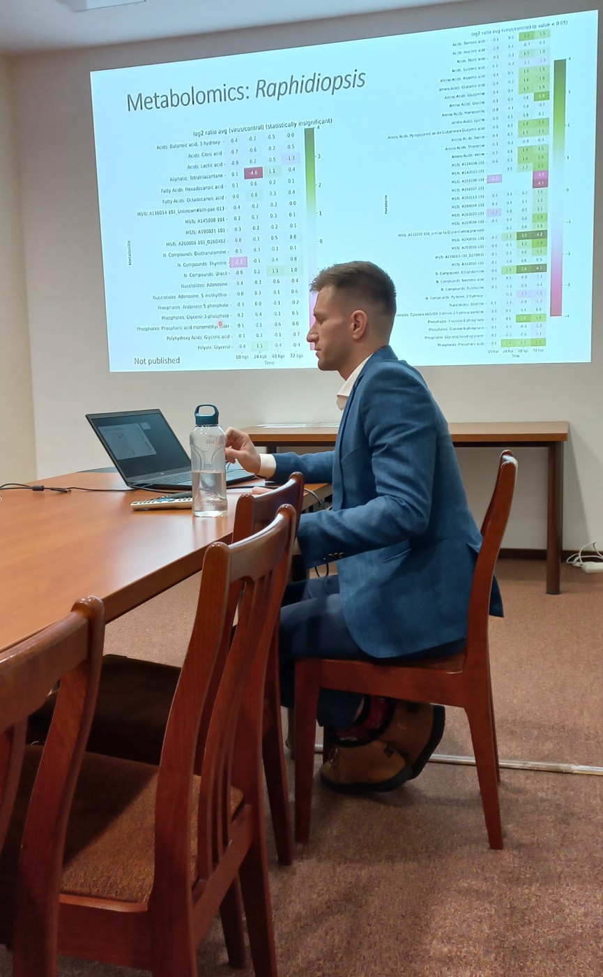 The graphic shows photos of expert Adam Antosiak during presentations for workshop participants.